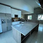 Apartment Avec Piscine Interieure
