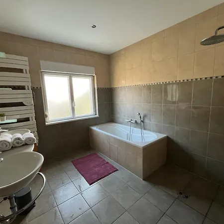 Apartment Avec Piscine Interieure *