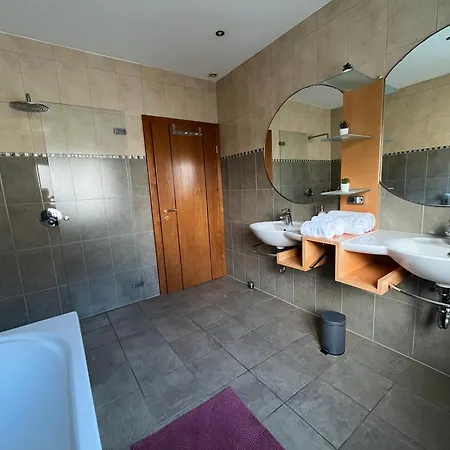 Apartment Avec Piscine Interieure